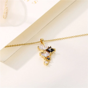 Elegante collana in acciaio dorato con ciondolo in zircone cubico quadrato su scatola espositiva