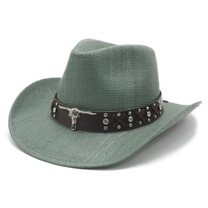 Chapeau de cowboy en paille vert sauge avec emblème de tête de taureau argentée et clous