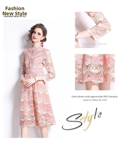 Détail de broderie en dentelle rose sur robe trapèze à manches longues et col montant