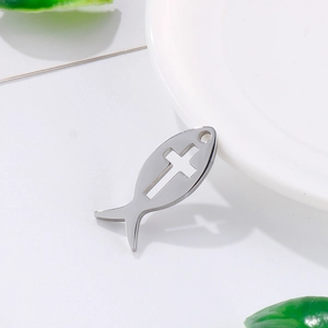 Poliertes silbernes Ichthys-Fisch-Anhänger aus Edelstahl mit hohlem Kreuz-Muster