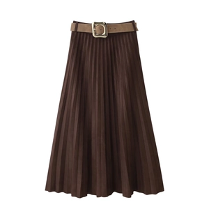 Gonna midi a pieghe marrone scuro con cintura in pelle kaki e fibbia in metallo oro