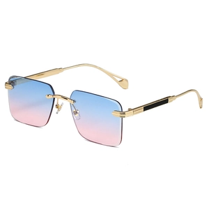 Occhiali da sole rettangolari senza montatura con lenti sfumate blu-rosa e montatura oro