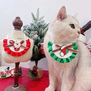 Bavoir de Noël pour chat avec charms Père Noël et chaussette en dentelle tricotée