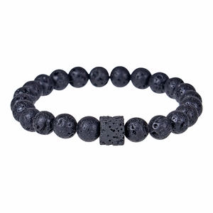 Dettaglio macro di perle in pietra lavica nera naturale e perla a cubo sul bracciale