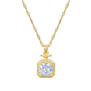 Collier luxueux en titane doré avec pendentif en zircone cubique carrée brillante
