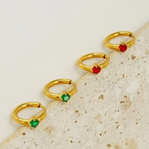 Vue détaillée de créoles plaquées or 18K serties de zircones rubis et émeraude