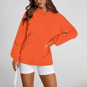 Détail du sweat à capuche orange Y2K avec poche kangourou et cordon de serrage