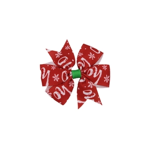 Detailansicht der roten Weihnachtsschleife mit Ho-Ho-Ho-Text und Schneeflocken-Mustern
