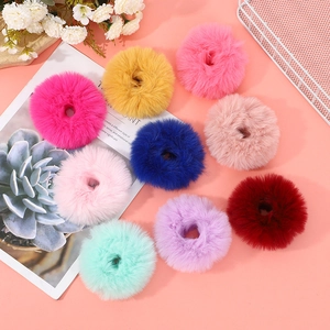 Lot de neuf chouchous en peluche multicolores en fausse fourrure sur fond rose