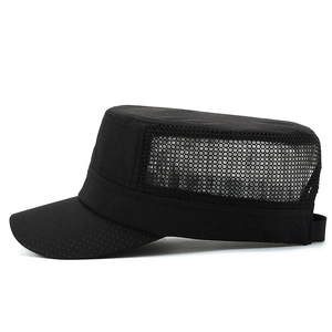 Atmungsaktive Herren Militärmütze in Schwarz mit Netzgewebe für Outdoor-Angeln