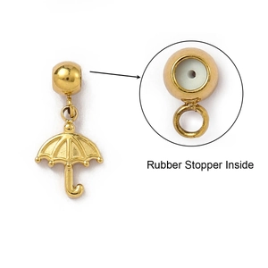 Détail du pendentif parapluie doré avec bouchon en caoutchouc à l'intérieur du fermoir