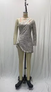 Détail de robe argentée à paillettes avec épaule dénudée et ourlet orné de franges