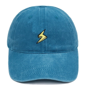 Dettaglio del ricamo a fulmine giallo su un cappello da baseball blu pavone lavato