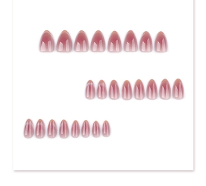 Détail de l'ensemble de faux ongles amande dégradé rose nude avec finition brillante