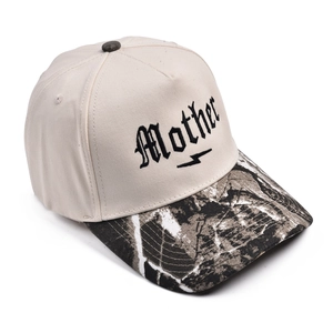 Dettaglio cappello baseball Mother ricamato con visiera camouflage e stile street
