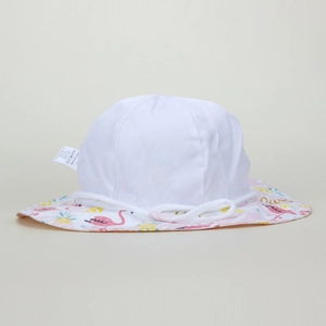 Dettaglio cappello sole neonato con stampe fenicottero e laccetti in cotone