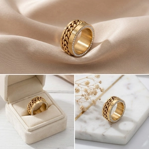 Détail macro d'une bague chaîne dorée sertie de cristaux sur velours et boîte à bijoux