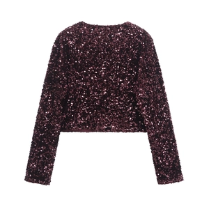 Detalle de chaqueta corta con lentejuelas morado intenso y mangas largas en fondo blanco