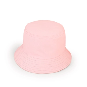 Gros plan du chapeau bob rose en toile montrant les coutures et la texture du tissu sergé