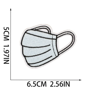 Detail der Maße 5x6,5cm des hellblauen medizinischen Masken-Stickpatches