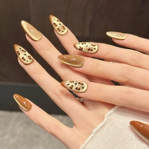 Short almond fake nails featuring leopard print and shiny caramel cat eye effect