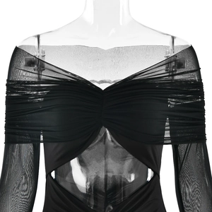 Détail d'une robe noire à épaules dénudées avec poitrine plissée et manches en résille
