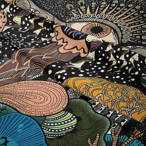 Détail d'une tapisserie bohème à motif champignon avec motifs psychédéliques