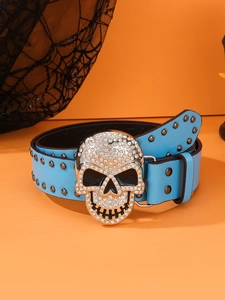 Détail de ceinture punk bleue avec boucle tête de mort en strass et clous métalliques