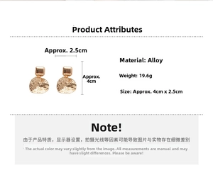 Vue détaillée des boucles d'oreilles en alliage doré avec dimensions 4cm par 2,5cm et texture