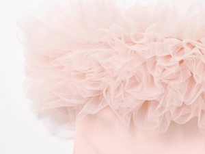 Detailansicht der gestuften hellrosa Tüllrüschen an einem fluffigen kurzen Kleid