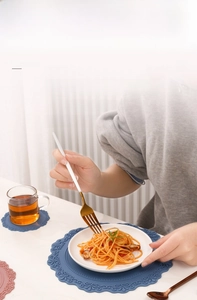 Détail de sets de table en silicone alimentaire avec bords ondulés rose et bleu