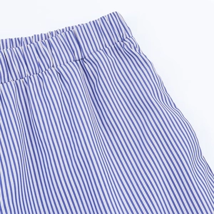 Détail de la taille élastique et de la texture du tissu à rayures bleues du pantalon