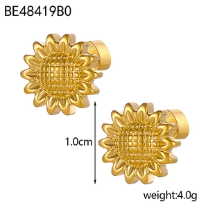 Detail showing 1.0cm gold sunflower stud earrings with weight and size measurements