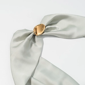 Eleganter goldener Schalring aus unregelmäßigem Metall mit Satin-Stoffwickel-Dekoration