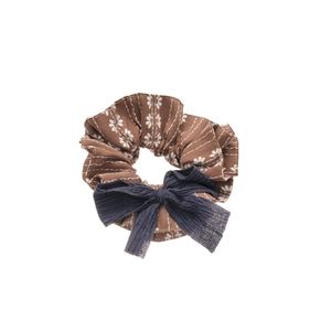 Haargummi im koreanischen Stil mit braunem Blumenmuster und dunkelblauer Schleife