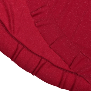 Détail du tissu scintillant rouge foncé avec ourlet à volants et couture fine