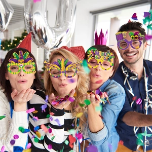Occhiali di carta per festa di Mardi Gras con motivi di maschere ed elementi a tema carnevale