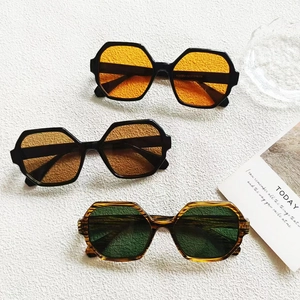 Trois paires de lunettes de soleil hexagonales vintage en acétate orange, marron et vert