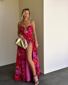 Detail der goldenen Seestern-Schnalle und des Cut-Out-Designs am geblümten Maxikleid