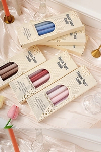 Detalle de velas cónicas de 10 pulgadas sin humo en varios colores con su caja