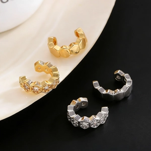 Pendientes de clip hexagonales en oro y plata con circonitas para orejas sin perforar