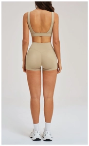Vista posteriore di un set yoga beige con canotta con scollo a U e pantaloncini a vita alta