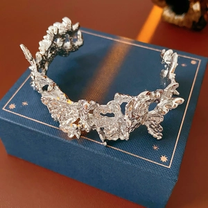 Vue macro détaillée du bracelet ouvert argenté à texture de lave sur une boîte