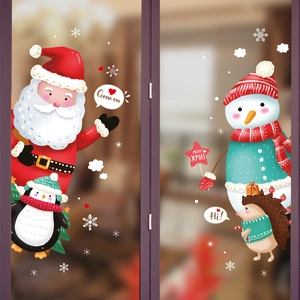Weihnachtliche Wandaufkleber mit Weihnachtsmann und Pinguinen auf einer Glastür
