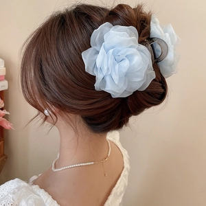 Detailansicht der hellblauen Chiffon-Blumen-Haarklammer in eleganter Hochsteckfrisur