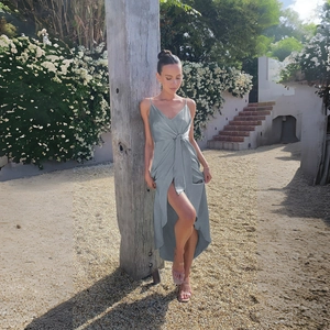 Robe nuisette élégante en satin gris-bleu avec col en V, nœud à la taille et fente