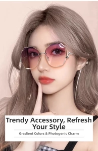 Gros plan sur des lunettes de soleil sans monture avec verres dégradés roses ondulés