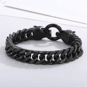 Détail du bracelet loup en acier inoxydable noir avec maillons de chaîne industriels