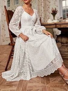 Détails de la robe longue en dentelle blanche élégante avec ceinture et boutons vintage