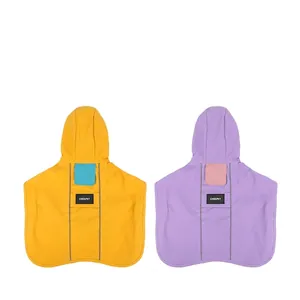 Impermeabile con cappuccio per animali in giallo e viola con strisce riflettenti